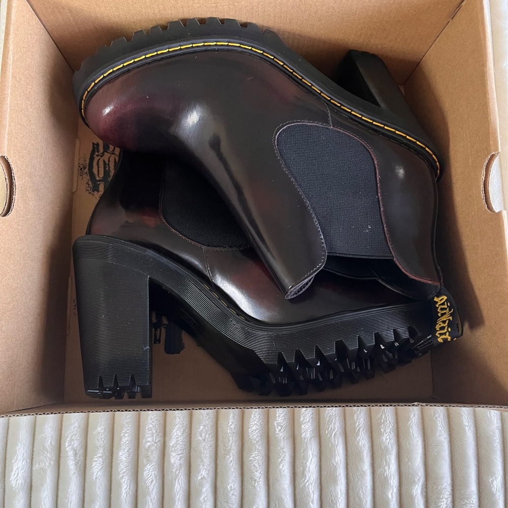 Dr Martens Hurston Cherry Red Platform Lug Chelsea Heeled Boots Size 9 NIB - Picture 6 of 9